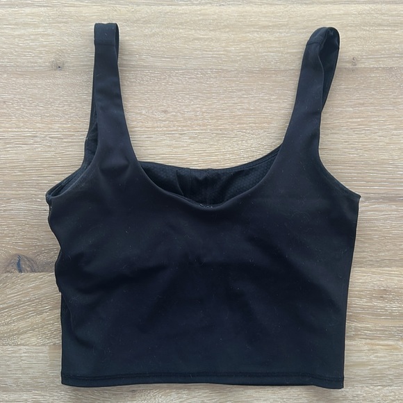 Vuori Daily Crop Tank - Single in Black - Picture 4 of 4